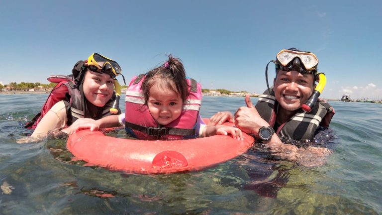 Keceriaan keluarga saat menikmati snorkeling di perairan jernih Gili Ketapang! Aktivitas seru ini tidak hanya menyegarkan, tetapi juga menjadi momen berharga untuk mempererat kebersamaan. Dengan pelampung dan perlengkapan snorkeling lengkap, bahkan anak-anak pun bisa ikut merasakan keindahan bawah laut yang menakjubkan dengan aman dan nyaman. Ayo, ajak keluarga Anda berpetualang di laut dan ciptakan kenangan tak terlupakan di Gili Ketapang!
