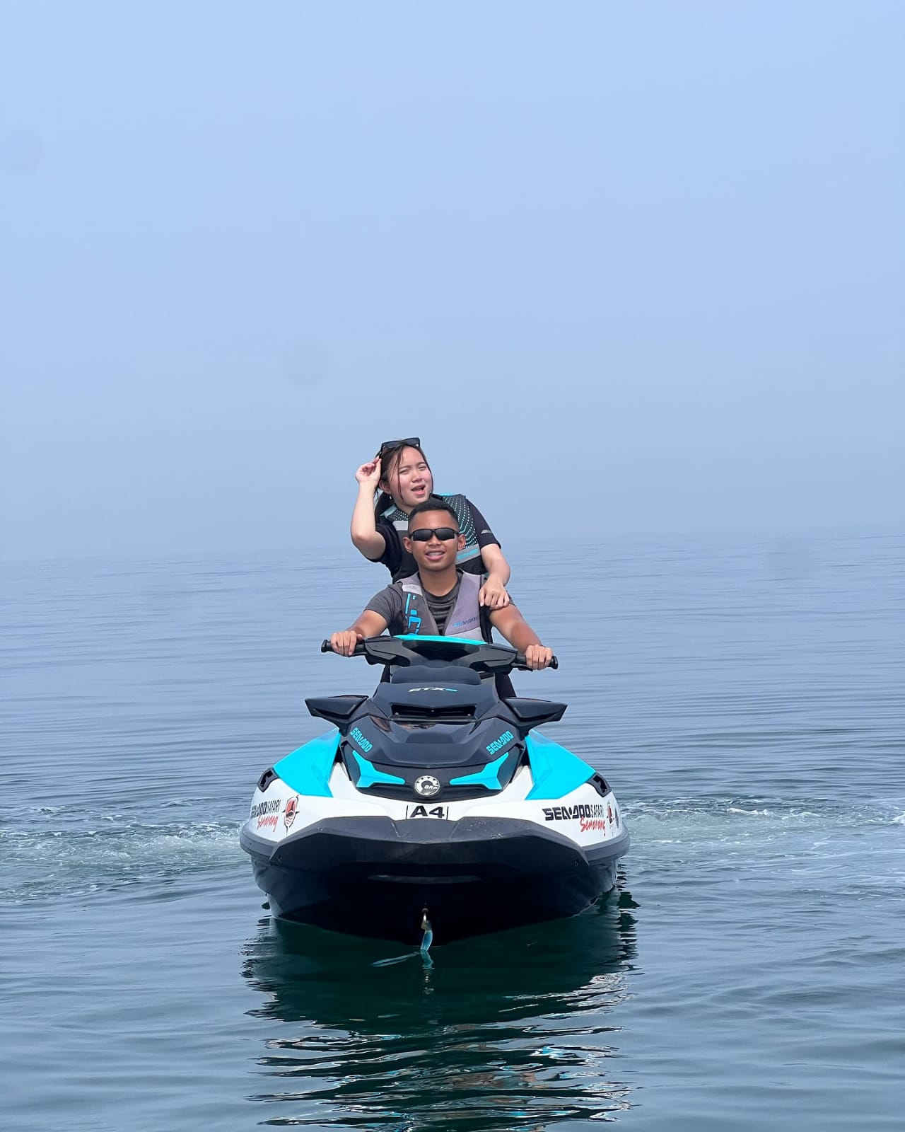 Nikmati sensasi jetski di perairan yang tenang dan aman, cocok untuk pemula maupun pasangan. Dengan kondisi laut yang relatif datar, aktivitas ini memberikan pengalaman berkendara yang nyaman sekaligus menyenangkan.
Jetski dikendarai langsung oleh peserta dengan pendampingan tim profesional serta dilengkapi life vest standar keselamatan. Pemandangan laut biru yang luas dan suasana yang santai menjadikan aktivitas ini pilihan ideal untuk mengisi waktu liburan di kawasan wisata bahari.
Aktivitas ini sangat cocok untuk:
Wisatawan individu maupun pasangan
Liburan keluarga
Dokumentasi foto & video wisata
Pengalaman watersport yang aman dan berkesan